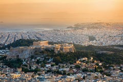 Ansicht über die Stadt von Athen, Griechenland, mit dem Akropolishügel und dem Parthenon-Tempel lizenzfreies stockfoto Ansicht über die Stadt von Athen, Griechenland, mit dem Akropolishügel und dem Parthenon-Tempel lizenzfreies stockfoto