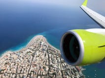 Ansicht über Rhodos-Stadt von den Fliegenflugzeugen lizenzfreies stockbild Ansicht über Rhodos-Stadt von den Fliegenflugzeugen lizenzfreies stockbild