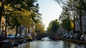 Ansicht über sieben Amsterdam-Kanalbrücken, am 13. Oktober 2017 lizenzfreies stockfoto Ansicht über sieben Amsterdam-Kanalbrücken, am 13. Oktober 2017 lizenzfreies stockfoto