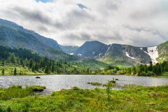 Ansicht über vierten See von Karakol Seen in Altai-Republik Russland Lizenzfreies Stockfoto Ansicht über vierten See von Karakol Seen in Altai-Republik Russland Lizenzfreies Stockfoto