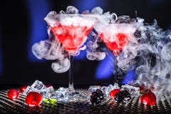 Ansichtnachtischshow des niedrigen Winkels berechnet moderne oder Glas rotes Cocktail und Dampf des Rauches oder des Trockeneises lizenzfreie stockbilder Ansichtnachtischshow des niedrigen Winkels berechnet moderne oder Glas rotes Cocktail und Dampf des Rauches oder des Trockeneises lizenzfreie stockbilder