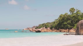 Ansichtwellen brechen auf Inselstrand bei Sonnenuntergang Meereswellen auf der Trauminsel 4k 60 Strand 59,94 fps Anse Lazio, Pras stock video Ansichtwellen brechen auf Inselstrand bei Sonnenuntergang Meereswellen auf der Trauminsel 4k 60 Strand 59,94 fps Anse Lazio, Pras stock video