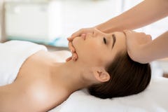 Ansikts- massage royaltyfri bild Ansikts- massage royaltyfri bild