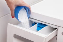 Anstellen der Waschmaschine stockbilder Anstellen der Waschmaschine stockbilder