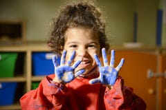 Anstrich des kleinen Mädchens mit den Händen im Kindergarten stockfoto Anstrich des kleinen Mädchens mit den Händen im Kindergarten stockfoto
