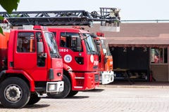 Antalya, ΤΟΥΡΚΙΑ - 17 ΜΑΐΟΥ 2018: Κόκκινο firetruck με τη σκάλα διάσωσης που στέκεται στην οδό της πόλης κοντά στο πυρσοβεστικό σ στοκ φωτογραφίες Antalya, ΤΟΥΡΚΙΑ - 17 ΜΑΐΟΥ 2018: Κόκκινο firetruck με τη σκάλα διάσωσης που στέκεται στην οδό της πόλης κοντά στο πυρσοβεστικό σ στοκ φωτογραφίες