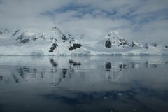 Antarctica glacjalne góry odbija w odzwierciedlają zatoki zdjęcie stock Antarctica glacjalne góry odbija w odzwierciedlają zatoki zdjęcie stock