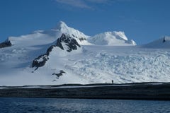 Antarctica solo wycieczkować pod nieskazitelnymi górami, śniegiem i lodowami, zdjęcie royalty free Antarctica solo wycieczkować pod nieskazitelnymi górami, śniegiem i lodowami, zdjęcie royalty free