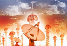 Antena de plato basado en los satélites imagen de archivo Antena de plato basado en los satélites imagen de archivo