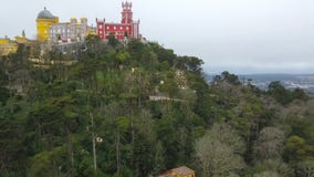 Antena em torno da vista do palácio Palacio a Dinamarca Pena de Pena em Sintra, Portugal O palácio é o local do patrimônio mundia video estoque Antena em torno da vista do palácio Palacio a Dinamarca Pena de Pena em Sintra, Portugal O palácio é o local do patrimônio mundia video estoque