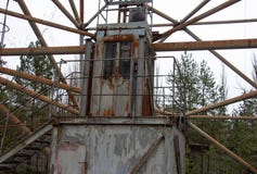 A antena militar está na zona de exclusão de Chernobyl foto de stock A antena militar está na zona de exclusão de Chernobyl foto de stock