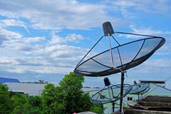 Antena parabólica negra en la construcción de un satélite imagen de archivo libre de regalías Antena parabólica negra en la construcción de un satélite imagen de archivo libre de regalías