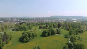 Antena strzału miasta park Stuttgart, piękni drzewa, łąka z kwiatami zbiory wideo Antena strzału miasta park Stuttgart, piękni drzewa, łąka z kwiatami zbiory wideo