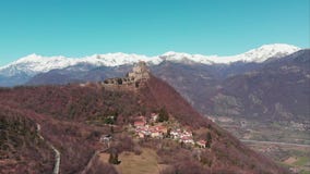 Antenn: surret som flyger över skog, avslöjer korkade berg och Sacra di San Michele Saint Michel Abbey för snö överst, Turin, Ita arkivfilmer Antenn: surret som flyger över skog, avslöjer korkade berg och Sacra di San Michele Saint Michel Abbey för snö överst, Turin, Ita arkivfilmer