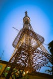 Antenna di telecomunicazioni per la radio, la televisione e la telefonia a penombra Fotografie Stock Antenna di telecomunicazioni per la radio, la televisione e la telefonia a penombra Fotografie Stock