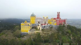 Antenna intorno alla vista del palazzo Palacio da Pena di Pena in Sintra, Portogallo Il palazzo è sito del patrimonio mondiale de stock footage Antenna intorno alla vista del palazzo Palacio da Pena di Pena in Sintra, Portogallo Il palazzo è sito del patrimonio mondiale de stock footage