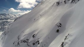 ANTENNA: Volo sopra la montagna coperta di neve ANTENNA: Volo sopra la montagna coperta di neve