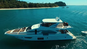 Antenne : Bateau de luxe près de la plage clips vidéos Antenne : Bateau de luxe près de la plage clips vidéos