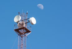 Antenne cellulaire par radio au-dessus de ciel bleu et de grande demi-lune photo stock Antenne cellulaire par radio au-dessus de ciel bleu et de grande demi-lune photo stock