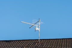 Antenne de TV sur le toit de maison Ciel bleu images stock Antenne de TV sur le toit de maison Ciel bleu images stock