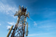 Antenne de télécommunication pour la radio, la télévision et le téléphone avec le ciel bleu image stock Antenne de télécommunication pour la radio, la télévision et le téléphone avec le ciel bleu image stock