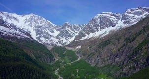 Antenne des großen Berges in den italienischen Alpen herein ziehen stock footage Antenne des großen Berges in den italienischen Alpen herein ziehen stock footage