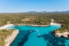 Antenne: Het strand van Cala Mondrago in Mallorca, Spanje royalty-vrije stock foto Antenne: Het strand van Cala Mondrago in Mallorca, Spanje royalty-vrije stock foto