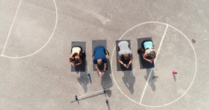 Antenne, hommellengte van groep goedgetrainde mannen en vrouwen die oefeningen doen stock videobeelden Antenne, hommellengte van groep goedgetrainde mannen en vrouwen die oefeningen doen stock videobeelden