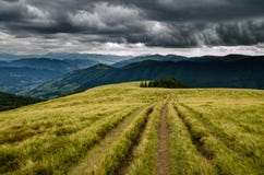 Antes de la tormenta en las montañas imágenes de archivo libres de regalías Antes de la tormenta en las montañas imágenes de archivo libres de regalías