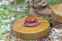Anti-tank and anti-personnel mine for the destruction of infantry and armor royalty free stock photography Anti-tank and anti-personnel mine for the destruction of infantry and armor royalty free stock photography