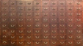 Antiek meubilair, oude bruine houten ladenmuur als achtergrond van het textuurpatroon royalty-vrije stock afbeeldingen Antiek meubilair, oude bruine houten ladenmuur als achtergrond van het textuurpatroon royalty-vrije stock afbeeldingen