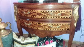 Antieke credenza voor verkoop stock afbeelding Antieke credenza voor verkoop stock afbeelding