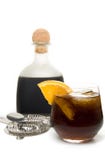 Antieke Fles met Glas en Oranje Plak Stock Afbeelding Antieke Fles met Glas en Oranje Plak Stock Afbeelding