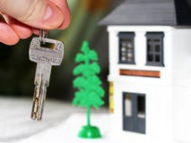 Antieke metaalsleutel op kleuren houten miniatuurhuis Stock Foto Antieke metaalsleutel op kleuren houten miniatuurhuis Stock Foto
