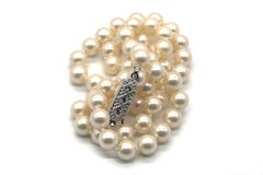 Antieke Parelhalsband in een stapel op Witte Achtergrond royalty-vrije stock foto Antieke Parelhalsband in een stapel op Witte Achtergrond royalty-vrije stock foto
