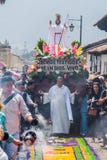 ANTIGUA GWATEMALA, MARZEC, - 27, 2016: Korowód krzyżuje jeden wiele dekorujący carrpets na Wielkanocnej Niedzieli wewnątrz obrazy royalty free ANTIGUA GWATEMALA, MARZEC, - 27, 2016: Korowód krzyżuje jeden wiele dekorujący carrpets na Wielkanocnej Niedzieli wewnątrz obrazy royalty free