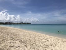 Antigua - November 8,2017: Schöner Strand in Antigua mit einem Ausflug stockbild Antigua - November 8,2017: Schöner Strand in Antigua mit einem Ausflug stockbild