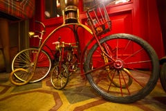Antike Fahrrad-Spielwaren, die nebeneinander - fünfziger Jahre stehen lizenzfreie stockfotos Antike Fahrrad-Spielwaren, die nebeneinander - fünfziger Jahre stehen lizenzfreie stockfotos