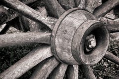 Antike hölzerne Lastwagen-Rad-Nabe und alte hölzerne Speichen Lizenzfreie Stockfotos Antike hölzerne Lastwagen-Rad-Nabe und alte hölzerne Speichen Lizenzfreie Stockfotos