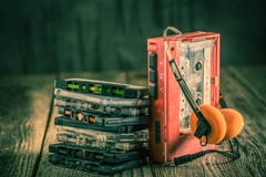 Antike Kassette mit Kopfhörern und Walkman stockfotografie Antike Kassette mit Kopfhörern und Walkman stockfotografie