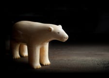 Antike Zahl des Eisbären gemacht vom Walrossstoßzahn auf schwarzem backgr Lizenzfreie Stockfotos Antike Zahl des Eisbären gemacht vom Walrossstoßzahn auf schwarzem backgr Lizenzfreie Stockfotos