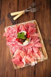 Antipasti półmisek Leczę mięso, jamon, oliwki, kiełbasa, salam fotografia royalty free Antipasti półmisek Leczę mięso, jamon, oliwki, kiełbasa, salam fotografia royalty free