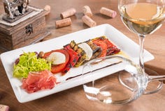 Antipasti με το άσπρο κρασί που εξυπηρετείται σε ένα άσπρο πιάτο στοκ φωτογραφία με δικαίωμα ελεύθερης χρήσης Antipasti με το άσπρο κρασί που εξυπηρετείται σε ένα άσπρο πιάτο στοκ φωτογραφία με δικαίωμα ελεύθερης χρήσης