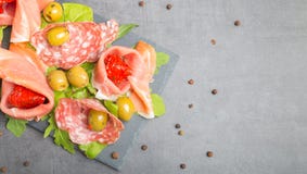 Antipasto avec les tomates et les olives sèches photo libre de droits Antipasto avec les tomates et les olives sèches photo libre de droits