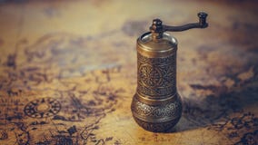 Antiquiteit Gegraveerde Metaal Hand Roterende Maalmachine stock fotografie Antiquiteit Gegraveerde Metaal Hand Roterende Maalmachine stock fotografie