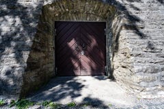 Antyczna kamienna ściana i średniowieczny półcyrkłowy drewniany drzwi zdjęcie stock Antyczna kamienna ściana i średniowieczny półcyrkłowy drewniany drzwi zdjęcie stock