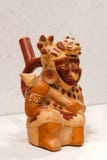 Antyczny ceramiczny naczynie w formie wojownika, Moche kultura zdjęcia stock Antyczny ceramiczny naczynie w formie wojownika, Moche kultura zdjęcia stock