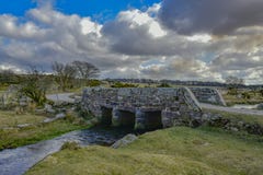 Antyczny xiii wiek kamienia most na Dartmoor Anglia UK obraz stock Antyczny xiii wiek kamienia most na Dartmoor Anglia UK obraz stock