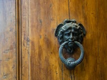 Antykwarski Drzwiowy Knocker, Siena, Tuscany, Włochy zdjęcia royalty free Antykwarski Drzwiowy Knocker, Siena, Tuscany, Włochy zdjęcia royalty free