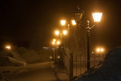 Antykwarskie latarnie uliczne na dokonanym ogrodzeniu w śniegu Norilsk zdjęcia stock Antykwarskie latarnie uliczne na dokonanym ogrodzeniu w śniegu Norilsk zdjęcia stock